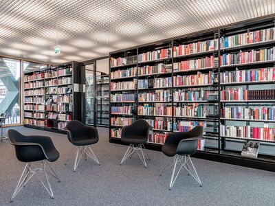 /assets/images/1/RosaLuxemburgBerlin_20210602-Zambelli-RLS-1546-HDR_bear-tzmwv64wxrn7p7t.jpg