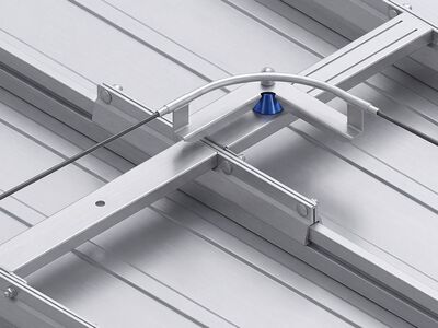 Montierte Absturzsicherung auf Zambelli-Metalldach - zuverlässiger Schutz bei Dacharbeiten