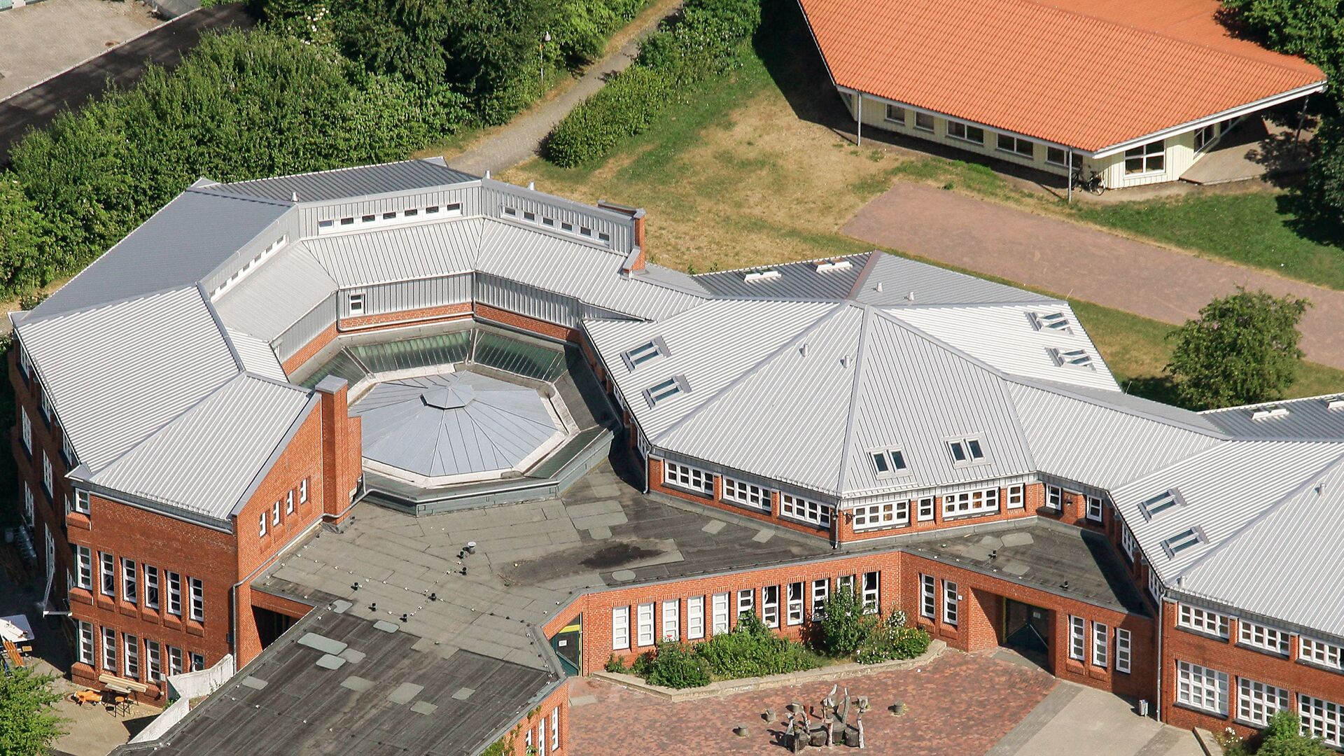 /assets/images/b/Strakerjahn-Schule_Luebeck_3_bear-d8331a25.jpg
