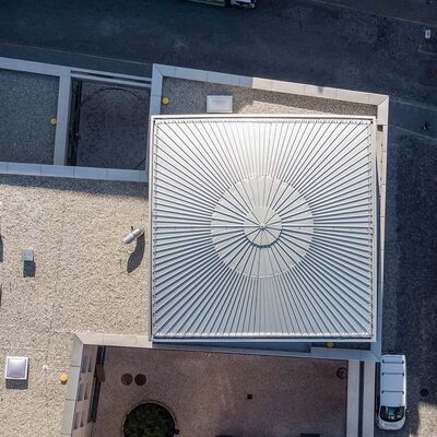 Dach einer Synagoge mit verlegtem Zambelli RIB-ROOF Evolution Metalldachsystem - hochwertige und langlebige Dachlösungen