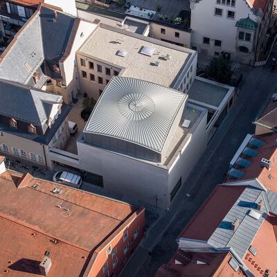 Dach einer Synagoge mit verlegtem Zambelli RIB-ROOF Evolution Metalldachsystem - hochwertige und langlebige Dachlösungen