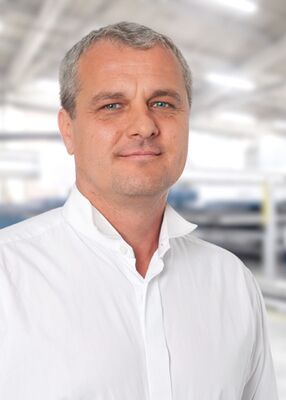 /assets/images/e/Bild_Bauer-Petr_286x400px-eq3eemtn9e7brfn.jpg