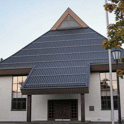 Dach einer Kirche mit verlegtem Zambelli RIB-ROOF Metalldachsystem - langlebige und elegante Dachlösung