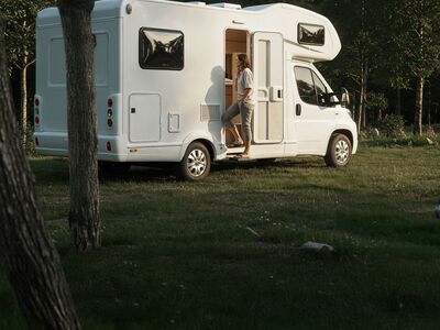 /assets/images/g/freepik__a-realistic-photograph-of-a-sleek-white-modern-mot__89565_bearbeitet-5rscdrzn9mg4ba9.jpg