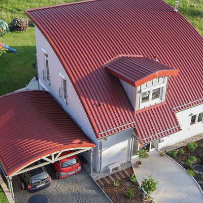 Dach eines Einfamilienhauses mit verlegtem Zambelli RIB-ROOF Metalldachsystem - langlebige und elegante Dachlösung