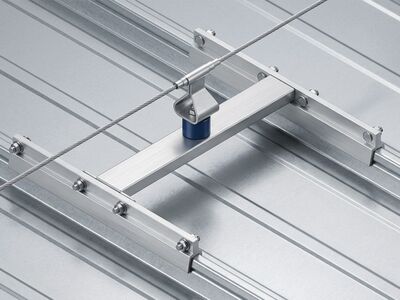 Montierte Absturzsicherung auf Zambelli-Metalldach - zuverlässiger Schutz bei Dacharbeiten