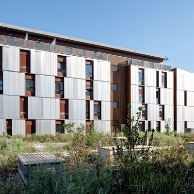 Gebäude mit Zambelli Fassadensystem Siding – langlebige Metallverkleidung für modernen Wetterschutz und Architektur