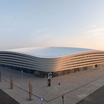 Außenansicht der Alba Arena in Ungarn mit verlegtem Zambelli RIB-ROOF Evolution Metalldachsystem - moderne und langlebige Dachlösung