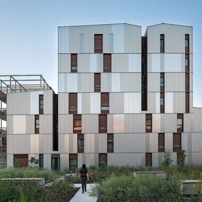 Gebäude mit Zambelli Fassadensystem Siding – langlebige Metallverkleidung für modernen Wetterschutz und Architektur