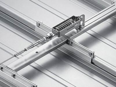 Montierte Absturzsicherung auf Zambelli-Metalldach - zuverlässiger Schutz bei Dacharbeiten
