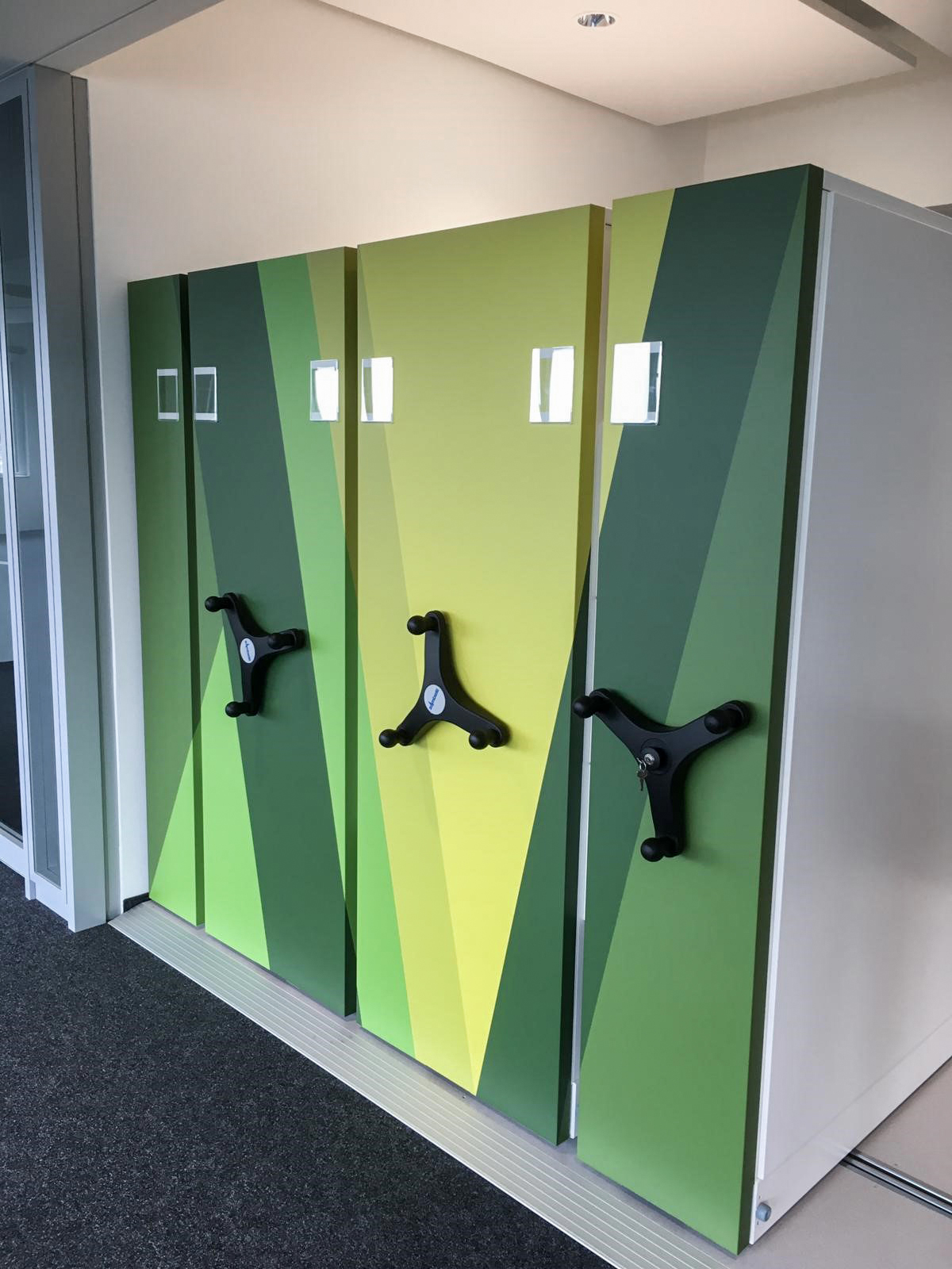 /files/dateien/bilder/Zambelli_Regalsysteme/anwendungsbereiche_office/Siemens_Bild2_bear.jpg