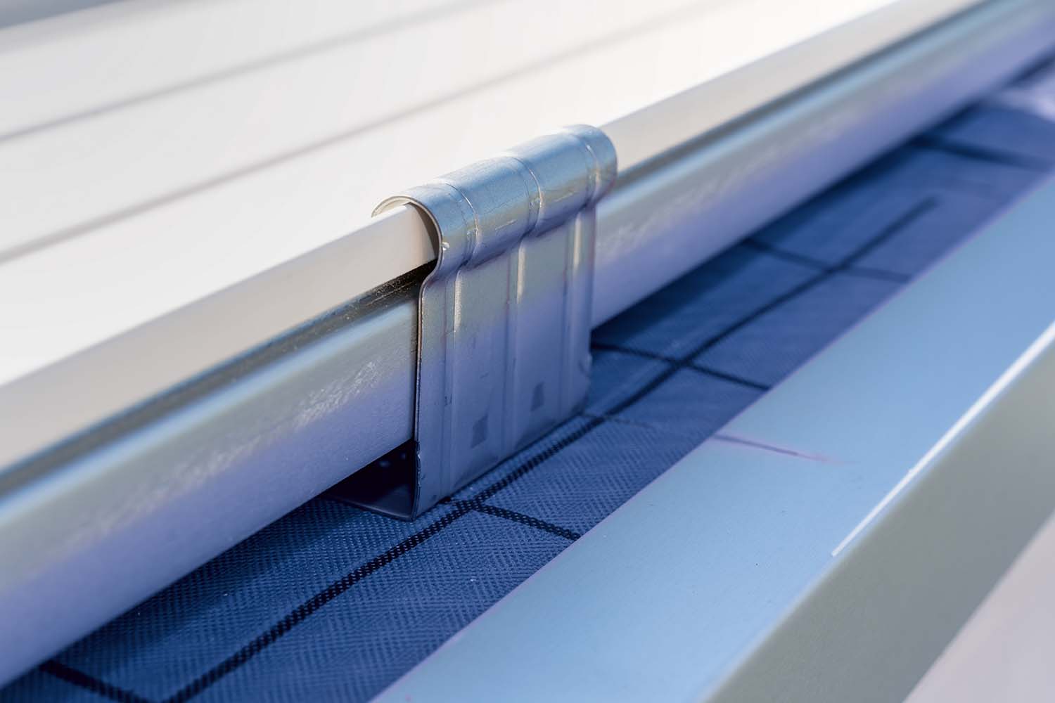 /files/dateien/bilder/bilder-gebaeudehuelle/anwendung_montageinformationen/RIB-ROOF_Metalldach_Clip-Montage-02.jpg