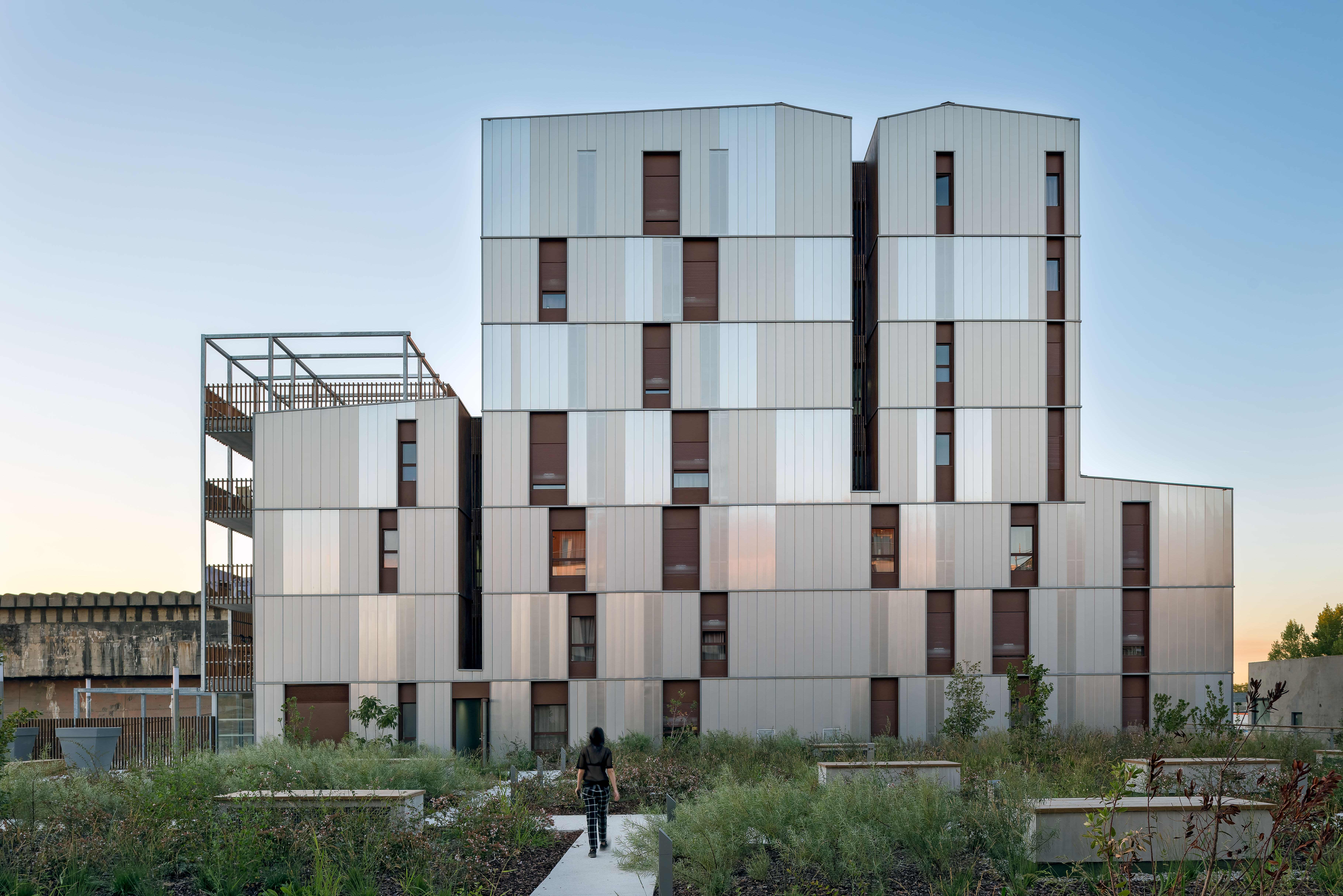 Gebäude mit Zambelli Fassadensystem Siding – langlebige Metallverkleidung für modernen Wetterschutz und Architektur