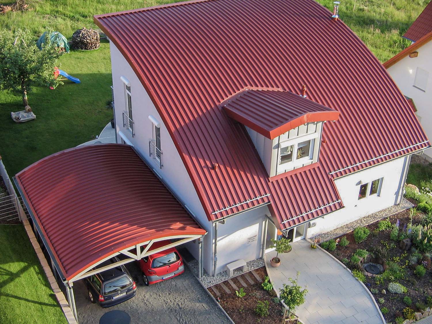 Dach eines Einfamilienhauses mit verlegtem Zambelli RIB-ROOF Metalldachsystem - langlebige und elegante Dachlösung